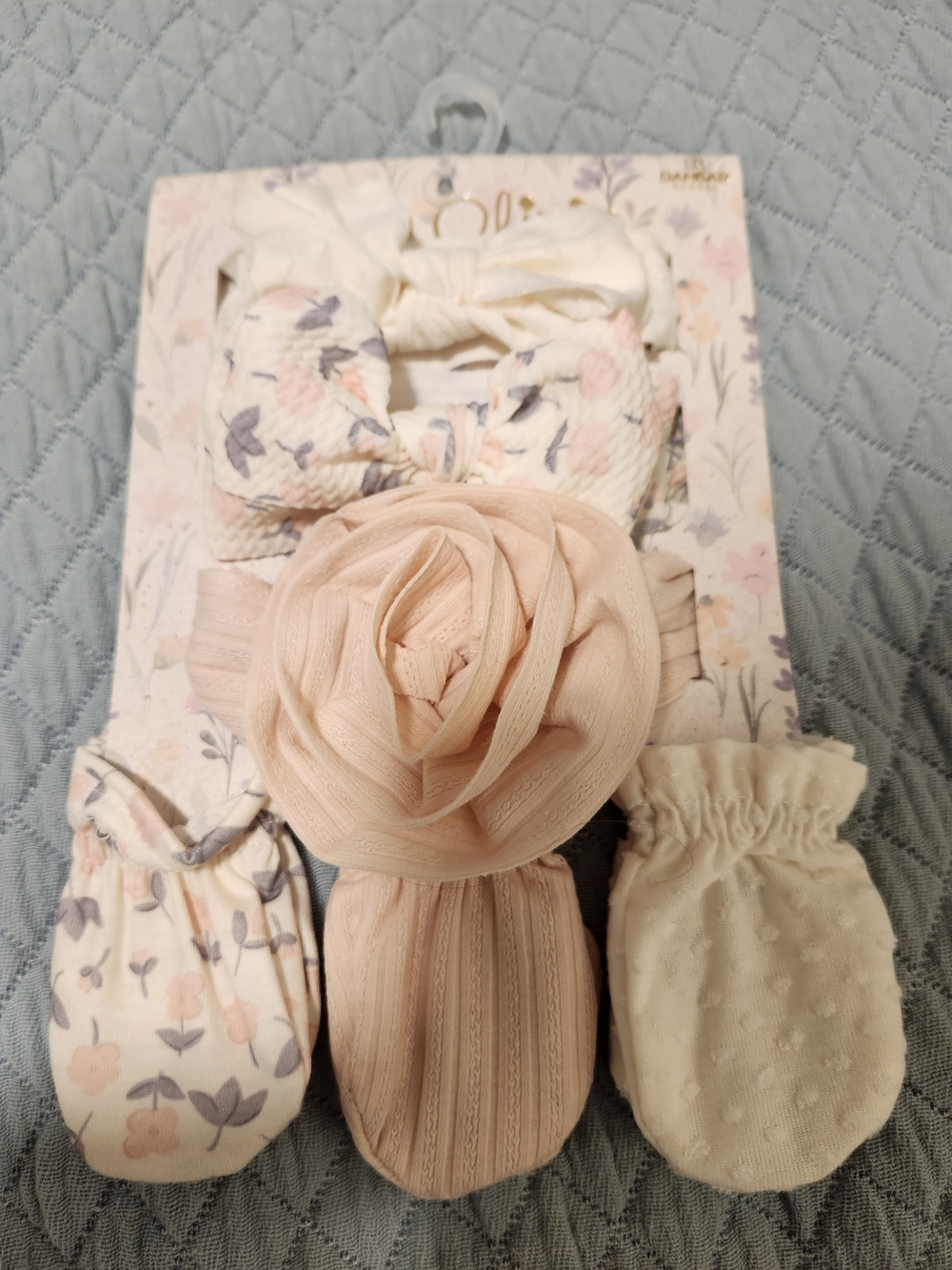 Cream Plush Baby Blanket & A Set Of 3 Head Bands And 3 Pairs Of Mittens